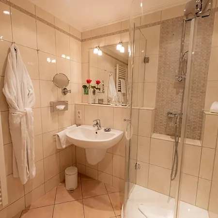 מלון Strandhotel Fontana 4*